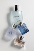 Vier verschiedene Parfüms für Männer
