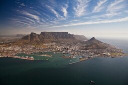 Blick vom Meer auf Kapstadt mit dem Tafelberg und dem Cape Town Stadium