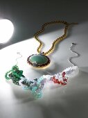 Jade-Amulett mit Zirkonia u. Strass, Farbige Kristallkette