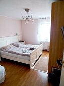 Schlafzimmer, weißes Bett, Wand in altrosa