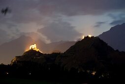 Wallis, Zwei Burgen leuchten nachts über Sion