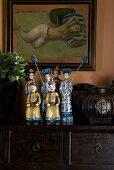 Chinesisch Porzellan-Figurinen auf Anrichte
