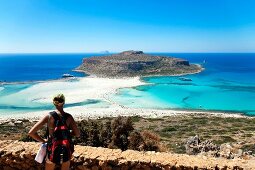 Griechenland: Insel Gramvoussa, Sand strand, Touristin, Meerblick