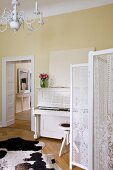 Wohnzimmer im schwedischen Wohnstil, Klavier u Paravent in weiß
