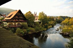 Schwarzwald: Gemeinde Forbach, Fluss, Ufer bewachsen, malerisch