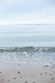 Dänemark, Jütland, Wellen am Strand, Blick aufs Meer