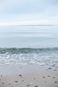 Dänemark, Jütland, Wellen am Strand, Blick aufs Meer