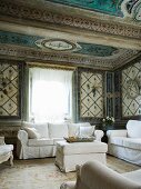 Wohnzimmer mit weisser Sitzgarnitur in italienischem Palazzo