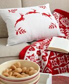 rot - weißes Kissen mit gestickten Hirschmotiven