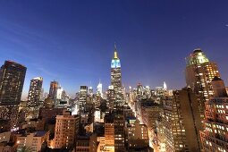 New York: Ausblick auf Empire State Building und Hochhäuser bei Nacht