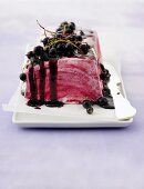 Cassis-Parfait mit frischen schwarzen Johannisbeeren