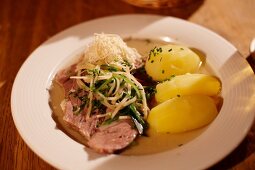München, Teller mit Kartoffeln, Rettich, Fleisch, Nr. 1