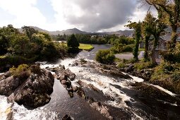 Irland: Ring of Kerry, Fluss durch Kenmare Village.