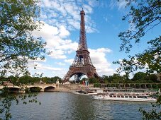 Paris: Blick auf Eiffelturm, Himmel bewölkt.