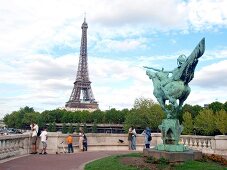 Paris: Blick auf Eiffelturm, Himmel bewölkt.