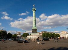 Paris: Place de la Bastille, Julisäule, Menschen.