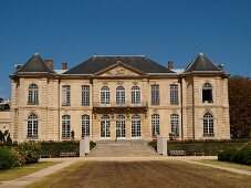 Paris: Musée Rodin, Fassade, blauer Himmel.