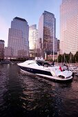 New York: Schiffe am Wall Street Pier, Hintergrund Wolkenkratzer, x