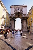 People at Rua Augusta Einkaufsstrasse in Arc de Triomphe, Lisbon, Portugal