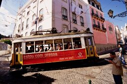 Lissabon, Strassenbahn in Alfama, aeltester Stadtteil Lissabons