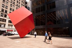 New York: Roter Würfel vor Gebäude