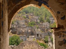 Kayaköy: Blick auf verlassene Stadt, Torbogen, Ruinen.