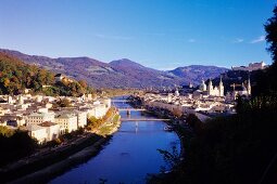 Salzburg, Blick auf Salzach und die Altstadt mit Kirchen