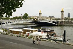 Paris: Blick auf Pont Alexandre III 