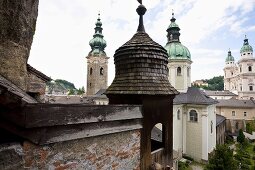 Salzburg, Blick auf den Glockenturm von den Katakomben aus