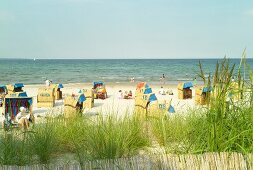 Ostseeküste: Scharbeutz, Strand, Körbe, Touristen, sommerlich.