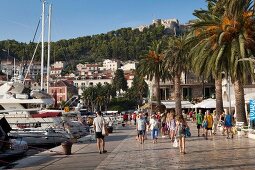Kroatien: Hvar, Hafen, Uferpromenade Touristen, sommerlich