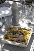 eine Schüssel mit gerösteten Kartoffeln à la Provence