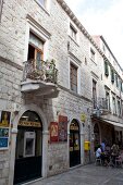 Kroatien: Dubrovnik, ¿iroka Ulica, Steinfassade, Fenster