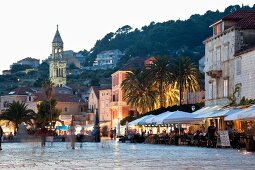 Kroatien: Hvar, Altstadt, Dämmerung, Menschen