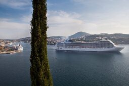 Kroatien: Dubrovnik, Hafen, Kreuz- fahrtschiff, blauer Himmel