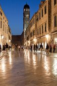 Kroatien: Dubrovnik, Altstadt, Stradun, Dämmerung, Menschen