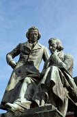 Deutschland, Hessen, Hanau, Bronze- Figuren der Brüder Grimm vor Rathaus
