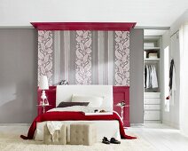 Schlafzimmer in Grau und Rot, Tapete mit Paisleymuster und Streifen hinter dem Bett