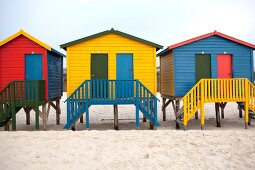 bunte Strandhäuser in Kapstadt, Südafrika