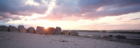 Mauer am Strand in der Bretagne, Frankreich, Felsen