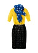 gelber Pullover und blaues Tuch zu Bleistiftrock aus schwarzer Spitze