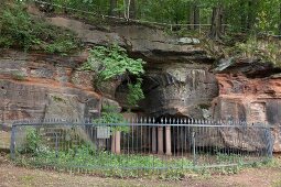 Saarland, Saarbrücken, am Halberg, Mithrashöhle, Zaun