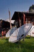 Bhutan, Haus mit TV Schüsseln in Bum thang