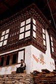 Bhutan, Verkäufer vor Eingang zum al ten Drukoyel Dzong bei Paro