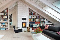 Wohnzimmer unterm Dach, Ofen, Bücherregale, Sitzecke, hell, Tulpen