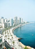 Beirut, Skyline und Uferpromenade Corniche El-Manara, Palmen, Strand