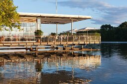 Hannover, Maschsee, Restaurant Pier 51, Terrasse, Gäste