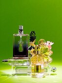 Duft-Trends: Auswahl verschiedener Parfüms, Paris-Style