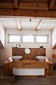 Badezimmer mit Holzdecke und Waschtisch aus Holz
