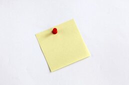 gelber Notizzettel, rote Reißzwecke
